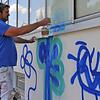 Schmierereien an einem Gebäude in Überlingen &ndash; hier in Blau. In Jestetten und Küssaberg waren jüngst Schmierfinken am Werk. ...