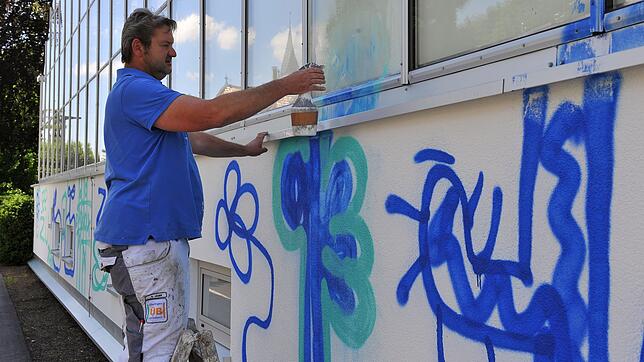 Schmierereien an einem Gebäude in Überlingen &ndash; hier in Blau. In Jestetten und Küssaberg waren jüngst Schmierfinken am Werk. ...