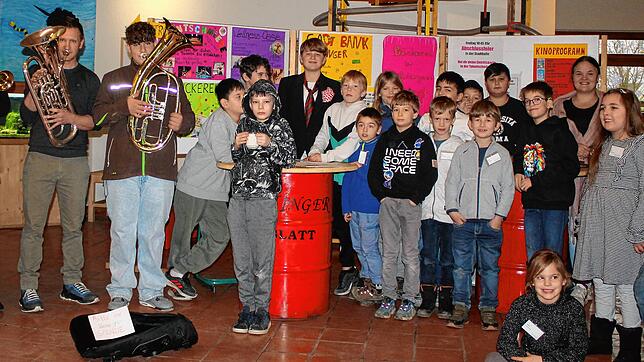 Für eine Woche wird die Dr. Erich-Fischer-Schule zur Stadt Fischingen. Die Schüler verdienen in 14 Betrieben Spielgeld, das sie ...