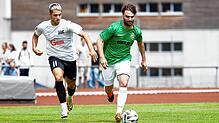 Der FC 08 Villingen (links Gabriel Cristilli) setzte sich im Testspiel gegen eine Schwarzwald-Auswahl mit Spielern des FC Furtwangen, ...