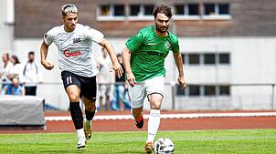 Der FC 08 Villingen (links Gabriel Cristilli) setzte sich im Testspiel gegen eine Schwarzwald-Auswahl mit Spielern des FC Furtwangen, ...