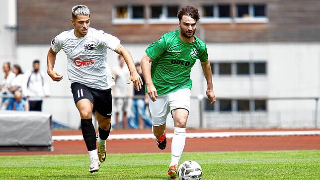 Der FC 08 Villingen (links Gabriel Cristilli) setzte sich im Testspiel gegen eine Schwarzwald-Auswahl mit Spielern des FC Furtwangen, ...