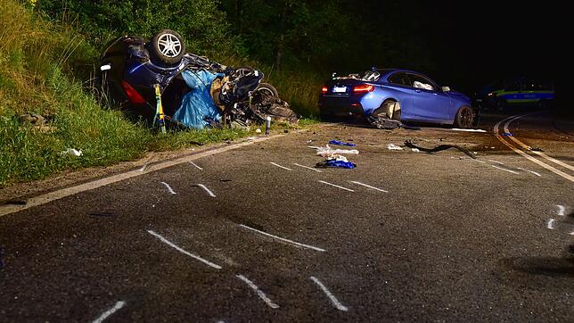 Der Zustand der beiden Fahrzeuge zeugt von der Wucht des Zusammenpralls. Bei diesem Unfall gegen 23 Uhr am Samstagabend sind auf der ...