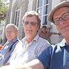 Auf der roten Bank: Jürgen Cramer (links) und André Heidegger. Selfie: shi