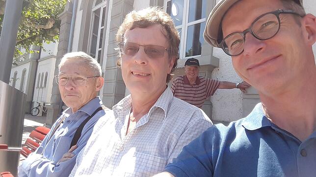 Auf der roten Bank: Jürgen Cramer (links) und André Heidegger. Selfie: shi