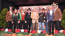 Nach der Vergabe des Erlebensordens zu 25 Jahren Laufnarrenschlag (von links): Narrenrichter Jürgen Koterzyna, Manfred Ossola, Regine ...