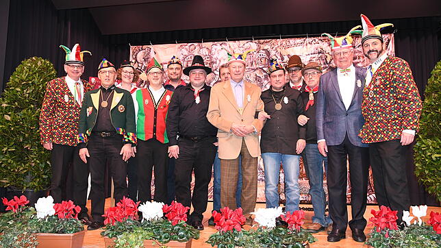 Nach der Vergabe des Erlebensordens zu 25 Jahren Laufnarrenschlag (von links): Narrenrichter Jürgen Koterzyna, Manfred Ossola, Regine ...