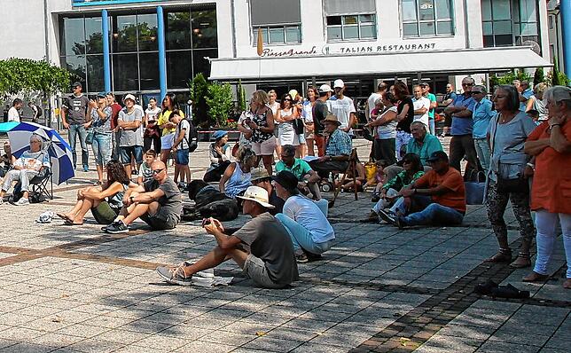 Kundgebung in Waldshut-Tiengen: Rund 100 Besucher demonstrieren auf dem Viehmarktplatz gegen die Corona-Regelungen.