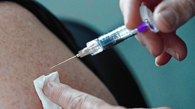 Obwohl das Gesundheitsministerium für diese Grippesaison nach eigenen Angaben sechs Millionen mehr Dosen beschafft hat, mangelt es im ...