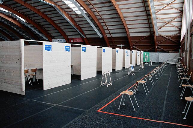 Warten auf neue Impfstofflieferungen. Das Kreisimpfzentrum in Schwenningen. Bild: Jens Fröhlich