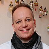 Markus Keller in seinem weihnachtlich dekorierten Wohnzimmer. „Wer was Rundes will, soll in den Baumarkt gehen“, sagt er.