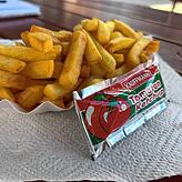 Im Singener Aachbad bekommt man für 3,80 Euro eine ordentliche Portion Pommes. 30 Cent müssen allerdings für Ketchup und Mayo ...