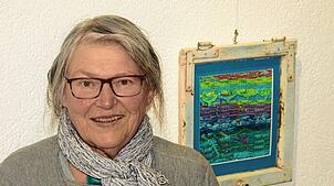 Die Malerin Cornelia Hainbuchner stellt Werke im Rathaus Görwihl aus.