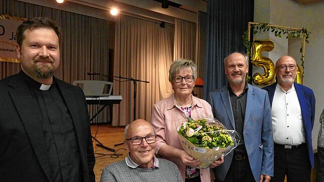 Der Albbrucker Seniorenkreis hat sich in den vergangenen 50 Jahren erfolgreich entwickelt. Pfarrer Philipp Ostertag (von links), Günter ...