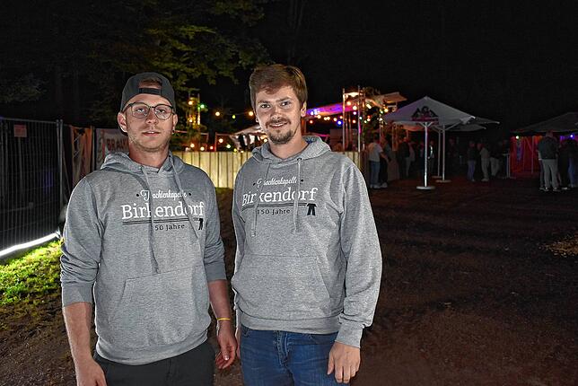 Die Mitglieder der Trachtenkapelle, Tim Winkler und Michael Schwarz (von links), tragen die Überzieher vom 150-jährigen Jubiläum, das ...