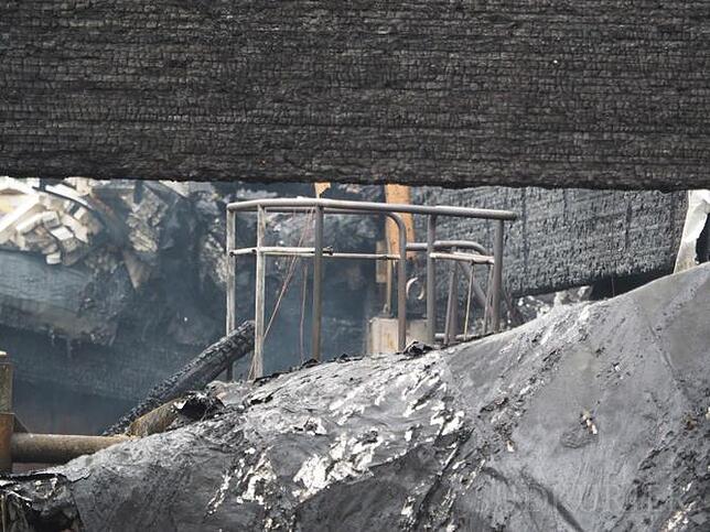 Das ist von der kleinen Rutsche im Kinderbereich übrig geblieben: Ein bisschen Metallrohr, der Rest ist unter Dachpappe begraben.