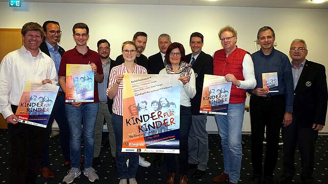 Das achte Kinder für Kinder Konzert naht: Mit Flyern und Plakaten laden Organisatoren und Veranstalter zum kommenden Konzert ein, hinten ...