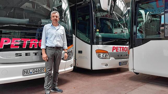 Geschaftsführer Dieter Petrolli vor seinen Bussen: Im Moment stehen sie eher, als dass sie rollen &ndash; obwohl es wieder möglich wäre.