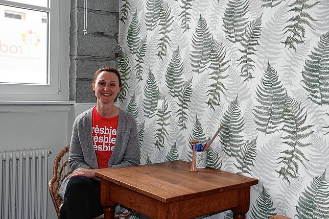 Kathrin Burgbacher in einem der Hebammenzimmer des Zentrums.