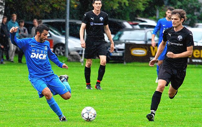 Torgefährlich: Carmine Marinaro (links) im Dress des SC Lauchringen zieht in der Partie gegen den FC Hochrhein aus vollem Lauf gegen ...