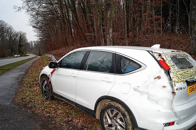 Die kaputte Heckscheibe des Autos, das seit November am Straßenrand steht, wird provisorisch durch Klebeband gehalten.