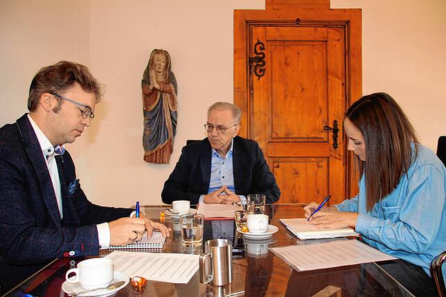Zu Besuch im Büro des Bürgermeisters: SÜDKURIER-Redaktionsleiter Stephan Freißmann (links) und Redakteurin Helene Kerle im Austausch mit ...