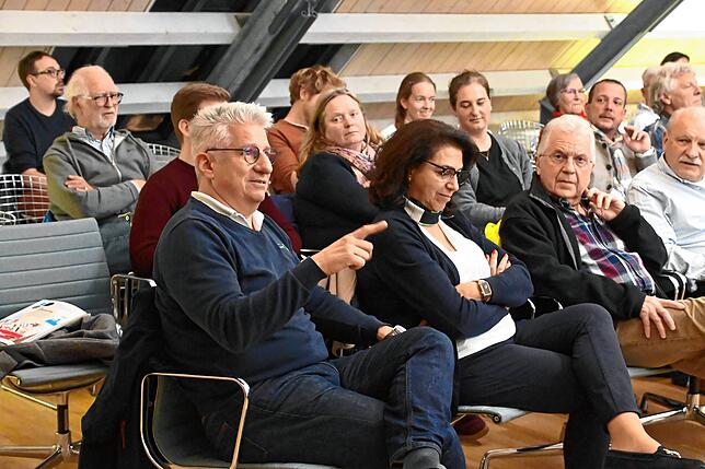 Ariel Wagner (vorne links) hat einige Fragen.