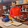 Marcus Glöckler fragt jeden Kunden, wie er oder sie die Wurst haben möchte. „Derfse a weng dunkler sein?“, fragt er oft. Die meisten ...