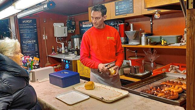 Marcus Glöckler fragt jeden Kunden, wie er oder sie die Wurst haben möchte. „Derfse a weng dunkler sein?“, fragt er oft. Die meisten ...