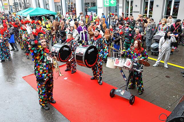 Bild 14: Fasnacht 2025 in Konstanz: Diese Bilder zeigen das bunte Narrentreiben auf der Marktstätte!