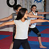 Shaylo, Siser und Melissa verwandeln sich beim Kinderyoga in den &bdquo;Helden&ldquo;.