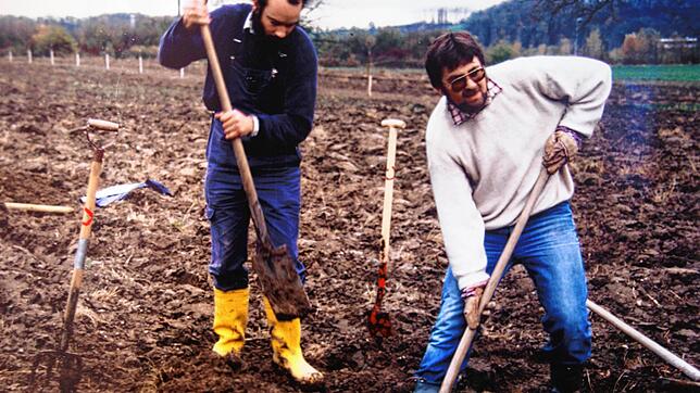 Aus einem Acker entstand in Wallbach Ende der 80er Jahre die BUND-Wiese. Das Bild zeigt Bernhard Ebner und Bernhard Biendl beim Pflanzen.