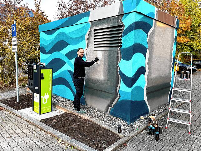 Jonas Fehlinger, einer der beiden Künstler, die jetzt im Villinger Gerberviertel arbeiten, bei der Arbeit an der Brigachtaler Trafostation.