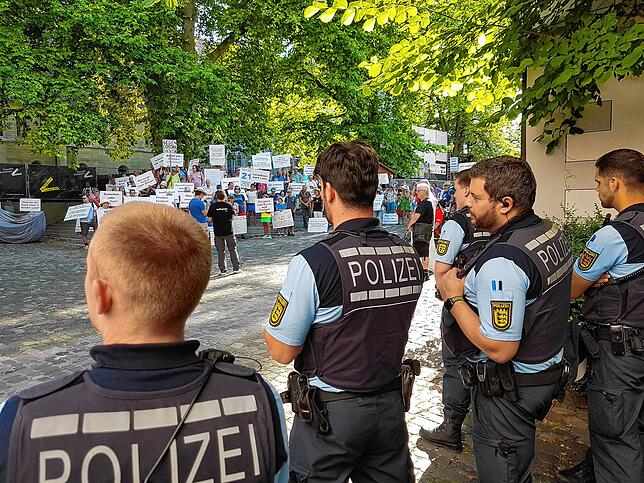 Die Polizei beobachtet die Lage vor Ort genau.