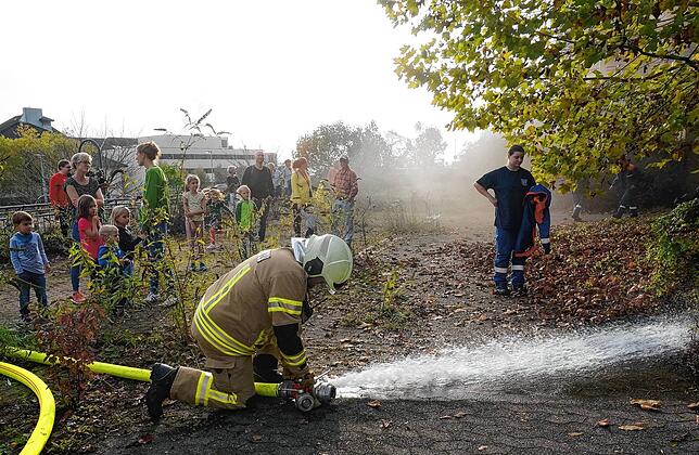 Abschlussarbeiten: Das Feuer ist gelöscht, alle sind gerettet – ein Feuerwehrmann lässt vor den Augen von Zuschauern das letzte ...