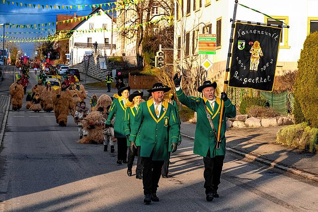 Die Zunft marschiert die Hauptstraße entlang – ihr Ziel ist der Narrenbrunnen in Klengen.