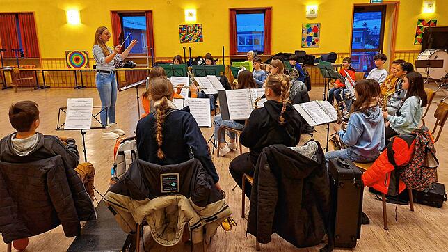 Mit viel Freude und Motivation probt die neue Jugendkapellen-Dirigentin Nicole Münch mit den Jugendlichen für ihren nächsten Auftritt ...