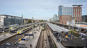 Viele Bahnreisende mussten wegen einer ungeplanten Baustelle ihre Fahrt unterbrechen. (Archivbild)