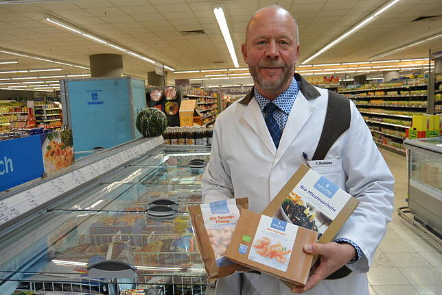 Frank Burhenne vom Edeka Baur am Romanshorner Platz in Friedrichshafen hat Fisch und Pizza von Followfood in der Tiefkühltruhe.