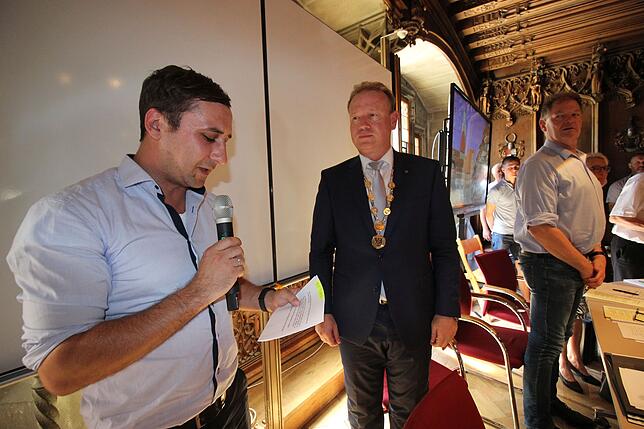 Dominik Schatz, Ortsvorsteher von Bonndorf, bei der Verlesung der Verpflichtungsformel im Ratssaal von Überlingen. Es lausche OB Jan ...