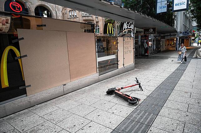 Zerstörte Scheiben eines McDonald‘s Restaurants sind mit Holzplatten abgedeckt. Bei Auseinandersetzungen mit der Polizei hatten ...