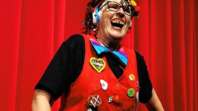 Nach zweieinhalb Jahre andauernder Pandemie übte Jutta Graf schulmeisterlich die Narren mit den Weibsbildern wieder in die Regeln der ...
