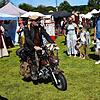 Ob der Motorradfahrer aus der Endzeit wohl im Zeitreisebüro der Steampunker war? Denn hier fährt er bei „Das große Treffen“ in Aach über ...