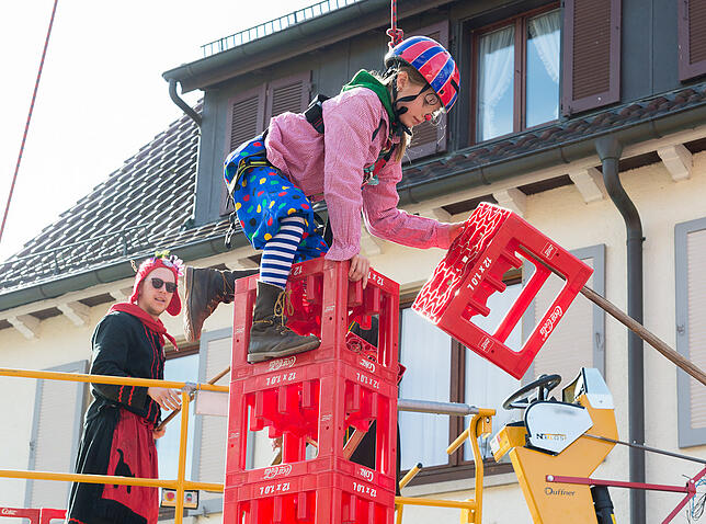 Die neunjährige Leyla Zumach stapelte mutig Kiste auf Kiste. Zuletzt war der Turm 16 Kisten hoch.