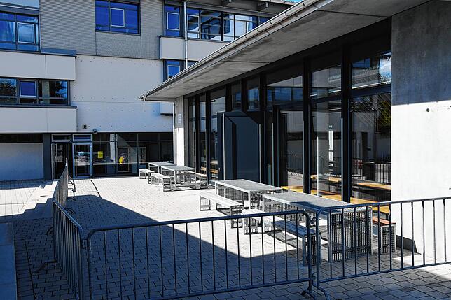 An der Mensa von Gymnasium und Schulverbund in der Dillstraße ist nun der Außenbereich abgetrennt, Ein- und Ausgänge sind klar ...