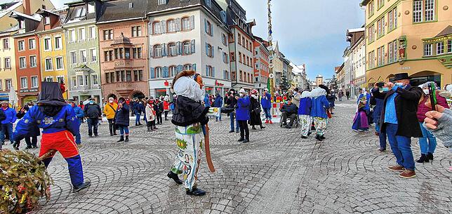 Mit Abstand, Maske und im Häs durch die Villinger Stadtmitte.