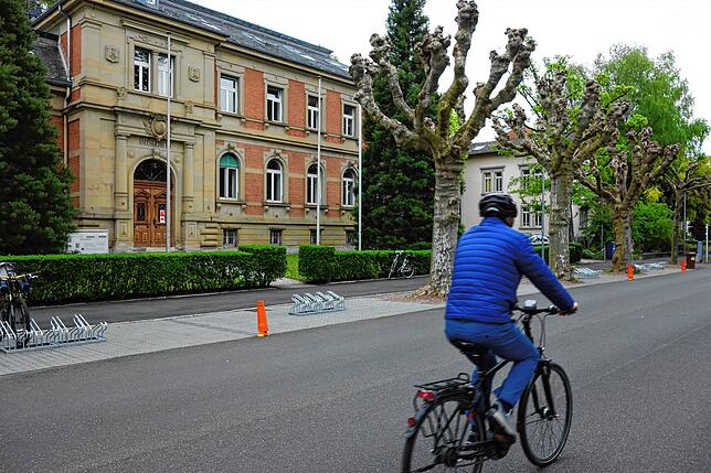 Für Fahrradfahrer hat sich nichts geändert, außer dass sie viele neue Stellplätze in der Stadt wie hier in der Bahnhofstraße vor dem ...