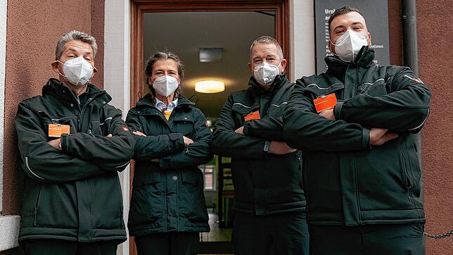 Auch am Klinikum Hochrhein in Waldshut stehen Sicherheitskräfte am Eingangsbereich, damit die Corona-Maßnahme umgesetzt werden. Auch sie ...