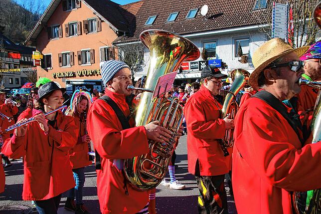 Bild 15: Bilder vom närrischen Treiben beim Treffen der Narren am Fasnachtsmontag in Stühlingen (Teil 2)