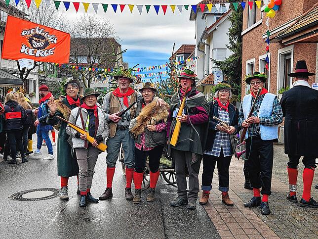 Bild 9: Schmotziger Dunschtig: Die Narren ziehen in Immenstaad durch die Straßen